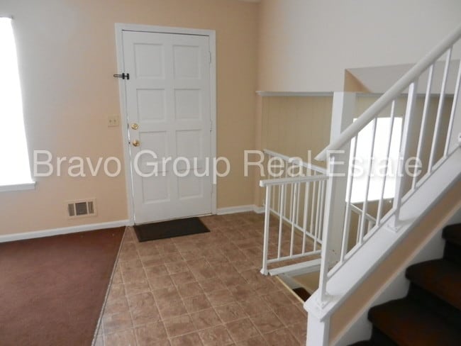 Building Photo - 599 Raintree Dr