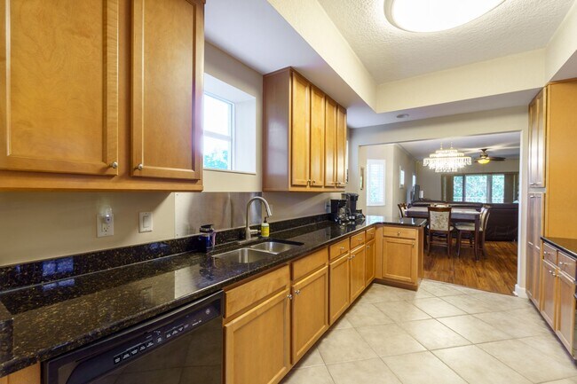 Foto del edificio - 3 BEDROOM TO 2 BATH SPACIOUS CONDO