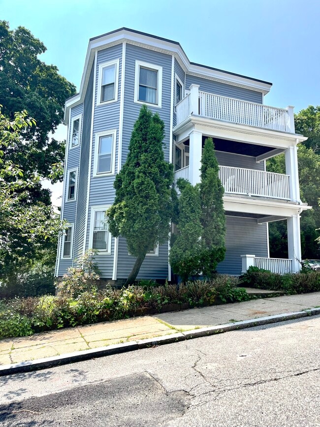 Building Photo - 82 Newburg St