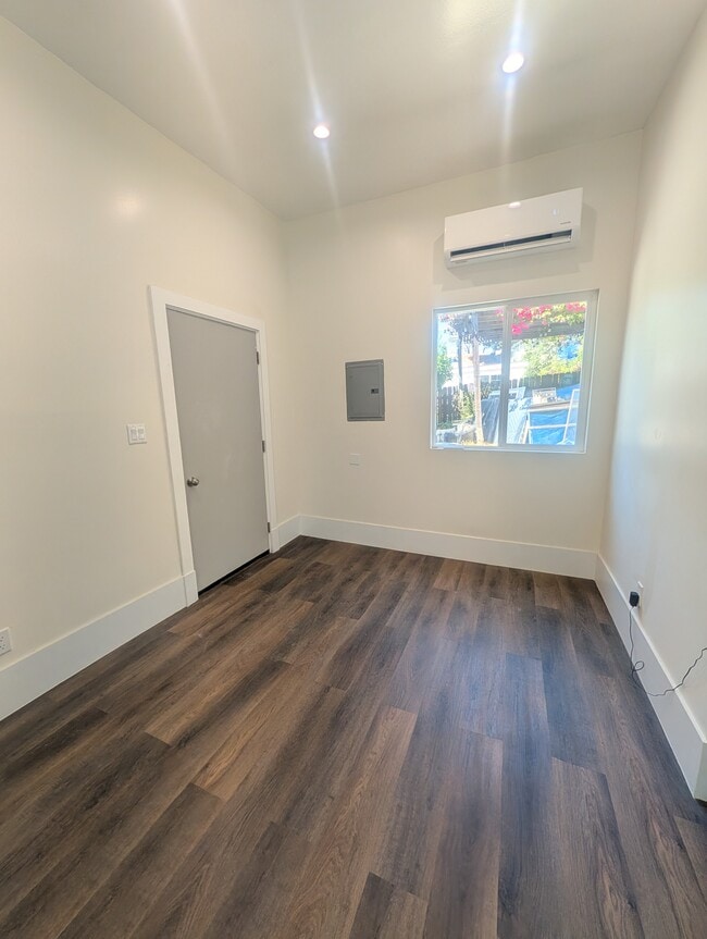 Building Photo - 1114 N Stone St