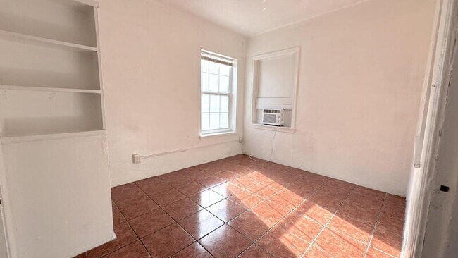 Foto del edificio - 305 Taylor Ave