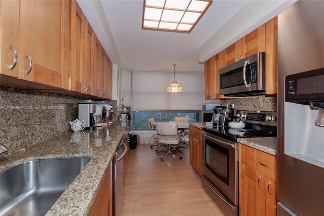 Foto del edificio - 3500 Mystic Pointe Dr