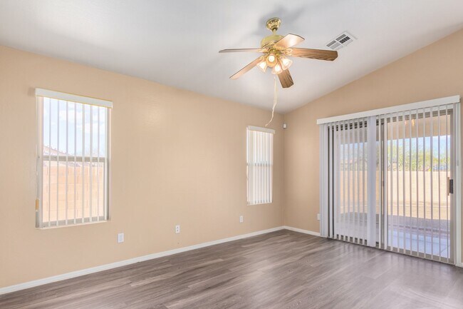 Building Photo - 3 Bedroom 2 Bathroom home in great Surpris...