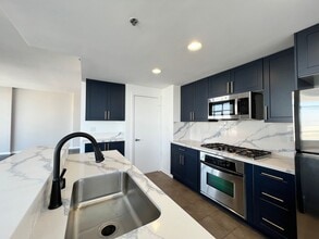 Building Photo - 411 W Seaside Way
