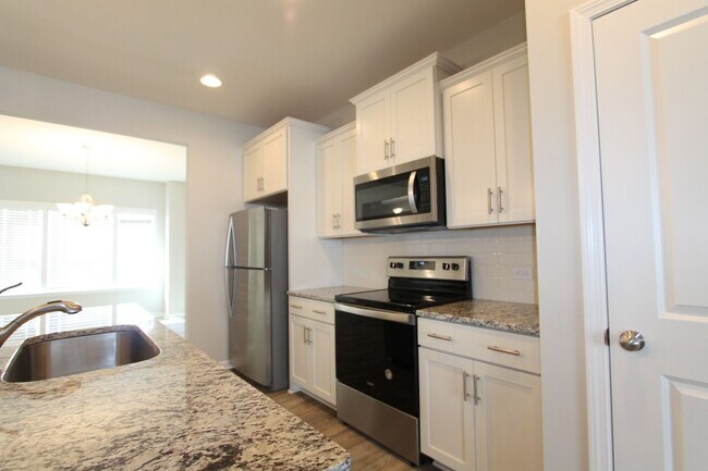 Building Photo - Don't miss out! BEAUTIFUL 3 Bedroom 2.5BTH...