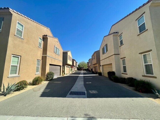 Foto del edificio - AVAILABLE NOW!!! Stunning 3 Bedroom 2.5 Ba...