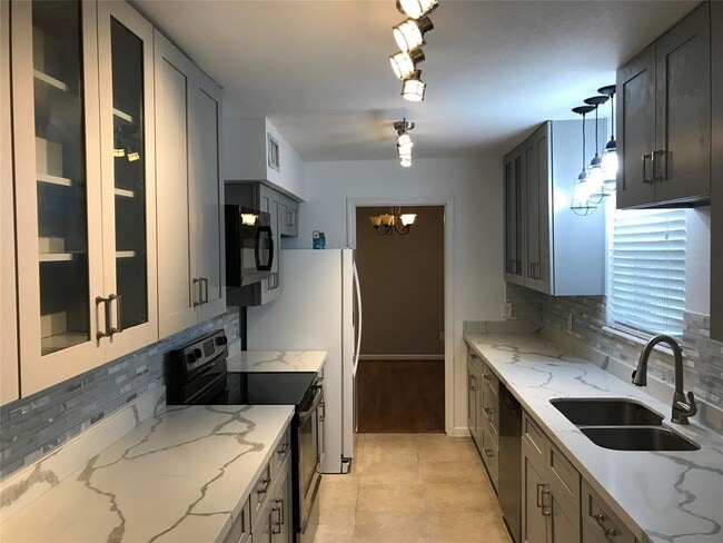 Building Photo - 500 N Post Oak Ln