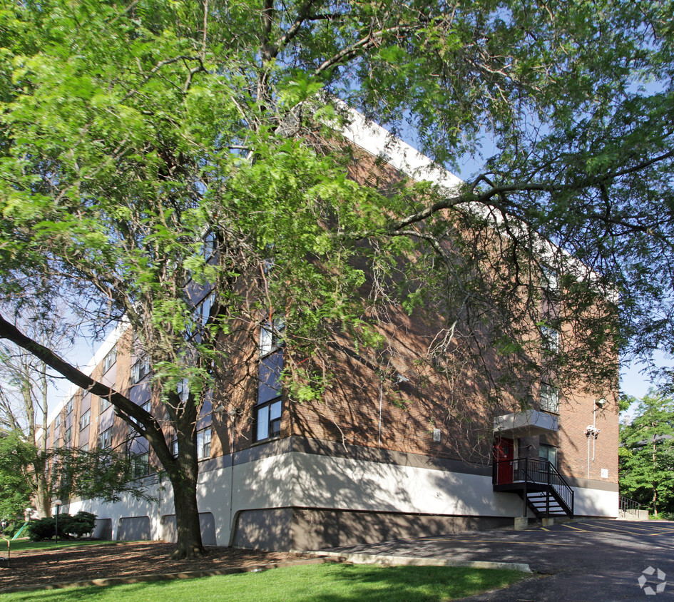 Primary Photo - Fox Shore Apartment