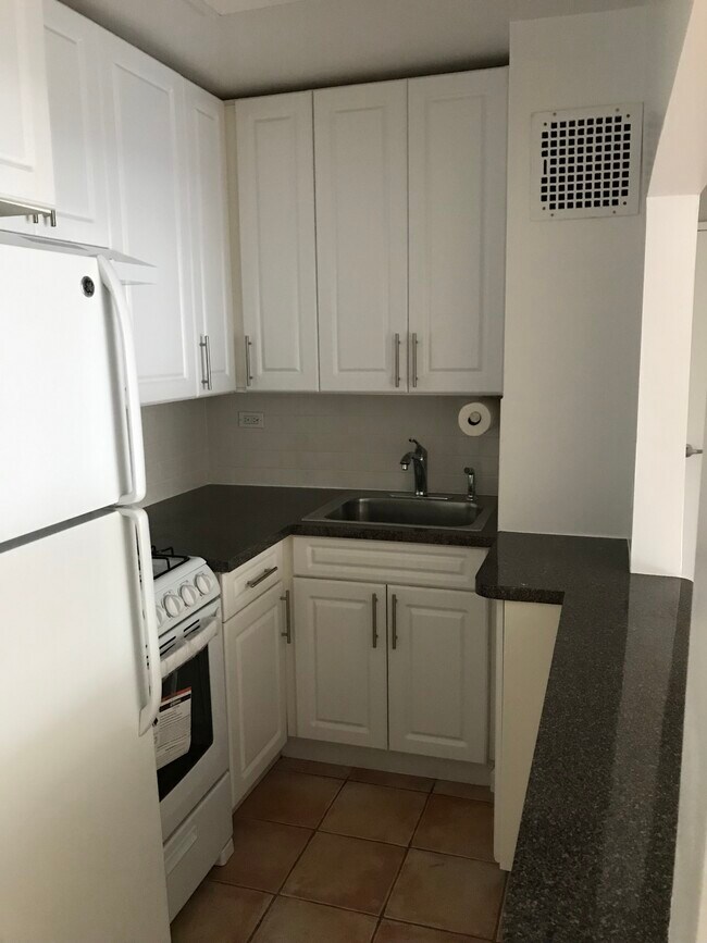 Building Photo - 5715 Mosholu Ave