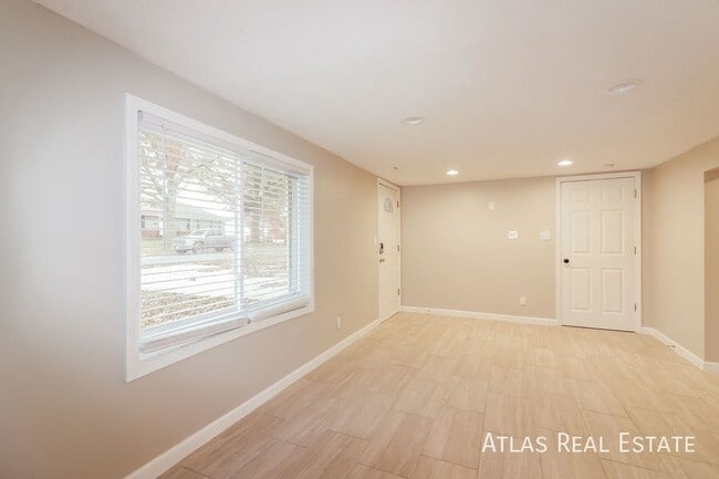 Building Photo - 602 NE Darwin St