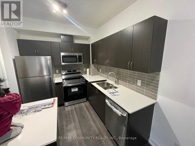 Building Photo - 3560-3560 St Clair Ave E