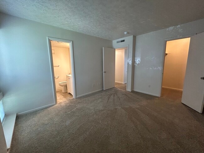 Dormitorio principal de una vivienda de 3 dormitorios. - Huntingwood Apartments