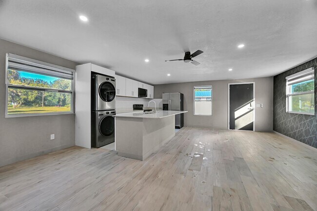 Foto del edificio - 6375 86th Ln