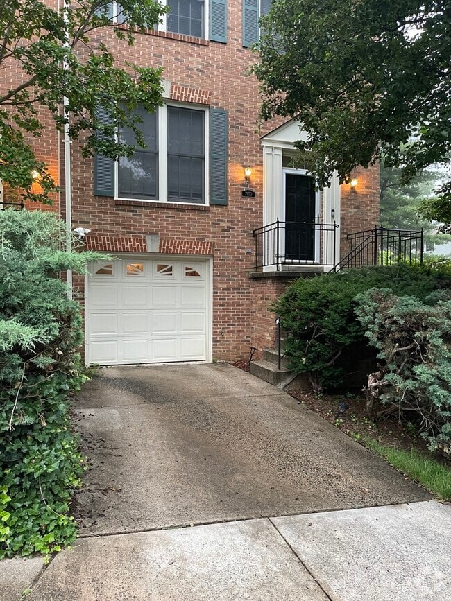 Building Photo - 2100 Bobbyber Dr