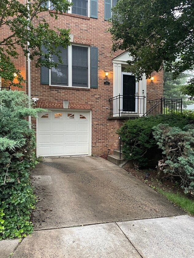 Entrance - 2100 Bobbyber Dr