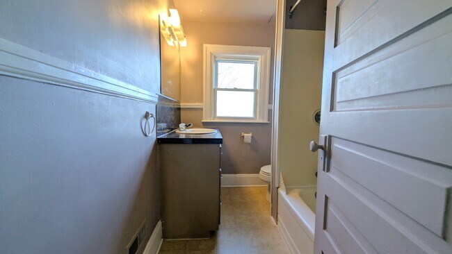 Building Photo - 1064 Monmouth Rd