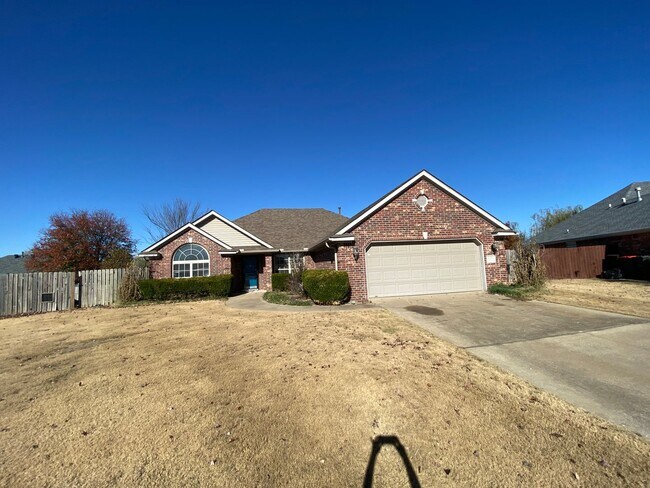 Building Photo - Charming Three Bedroom Home with a Bonus S...