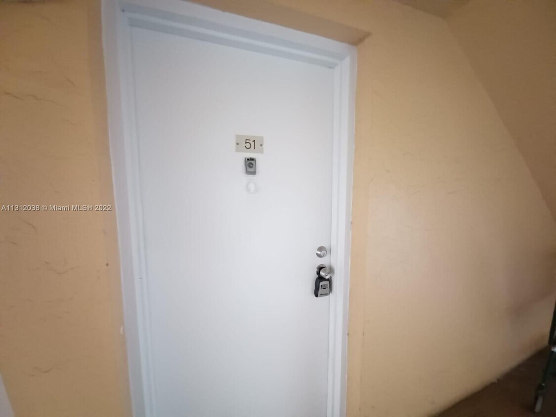 Foto principal - 5835 Washington St