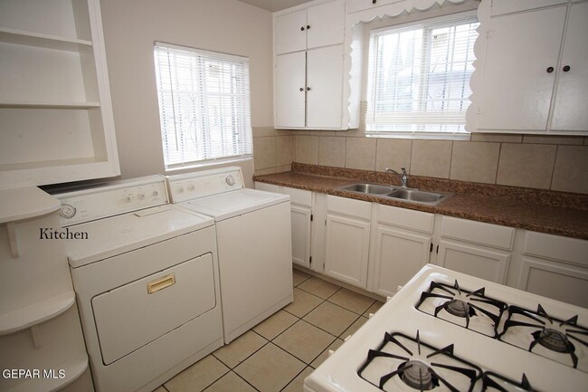 Building Photo - 1421 Howze St