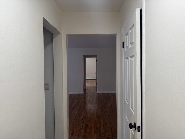 Building Photo - 420 Broad Ave