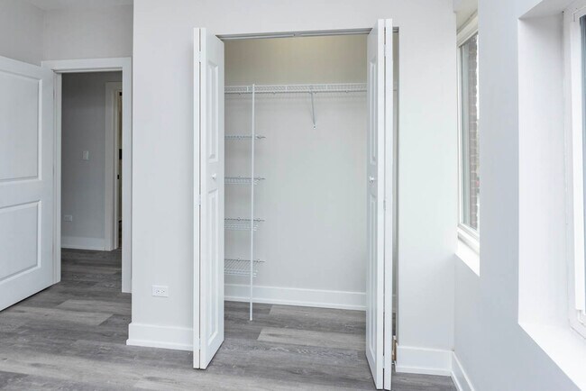 Building Photo - High end pilsen 2 bed