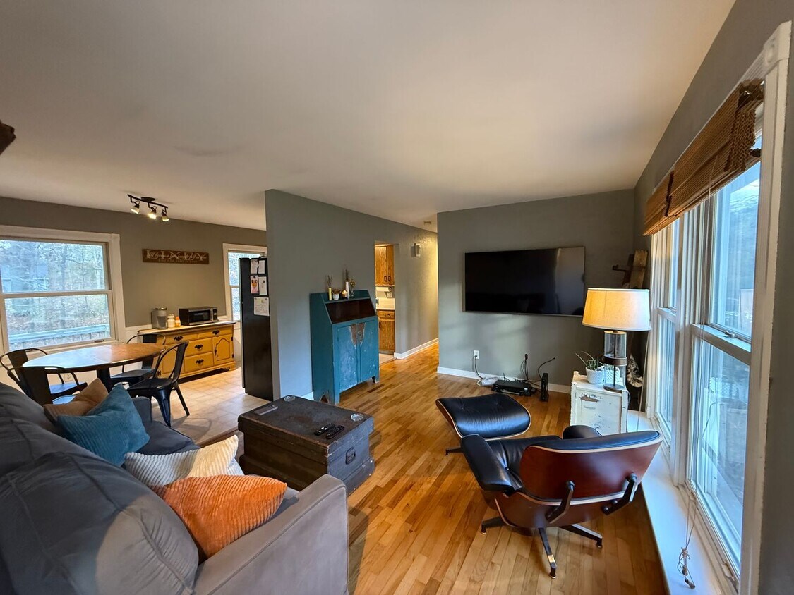 Foto principal - 3-Bedroom, 1-Bath Home for Rent – Lowell