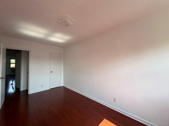 Foto del edificio - 32-20 56th St