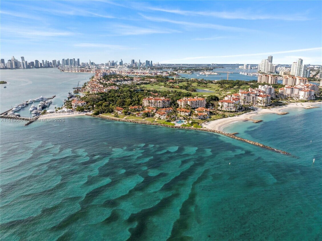 Foto principal - 19143 Fisher Island Dr