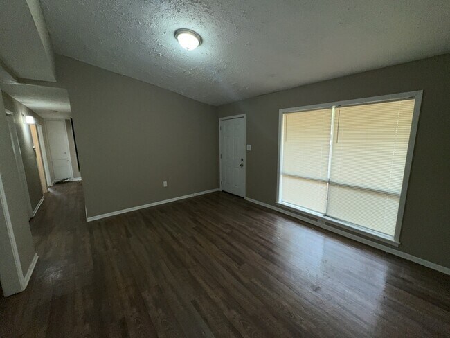 Foto del edificio - 3320 Ridgeland Dr