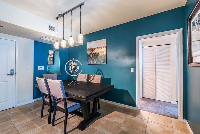Building Photo - 403 S Sapodilla Ave