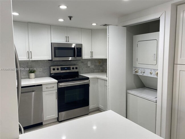 Photo - 911 E Ponce De Leon Boulevard 301, Coral Gables, FL 33134 - 3154 House