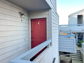 Building Photo - 3095 Marina Dr