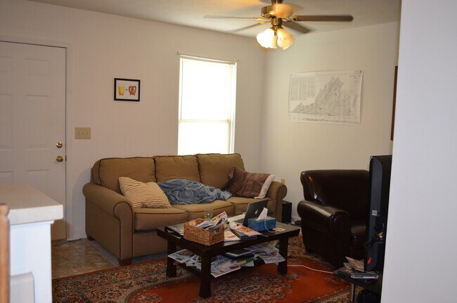 Foto del edificio - Charming 2-Bedroom Duplex in Prime Harriso...