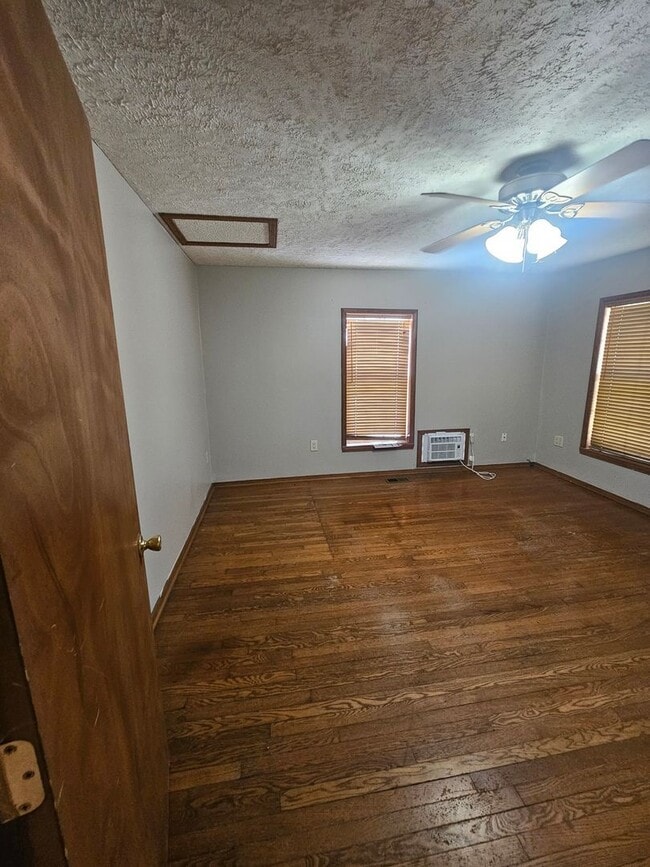 Building Photo - 3 bedroom | 1 Bathroom Home | Pets Welcome!