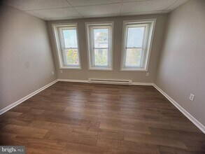 Building Photo - 106 N Market St