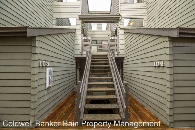 Building Photo - 2 br, 2 bath House - 7 Lake Bellevue Drive...