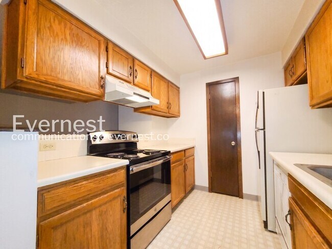 Foto del edificio - 2 Bed, 2 Bath Condo with Carport / Available Soon!