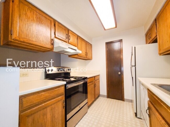 Building Photo - 2800 Kalmia Ave