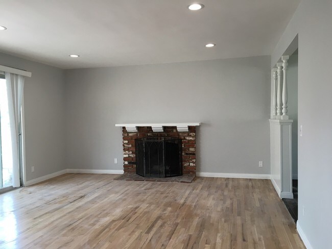 Building Photo - 9930 Oak Park Ave
