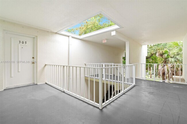 Foto del edificio - 4215 N University Dr