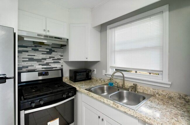 Foto del edificio - 204 W Five Notch Rd