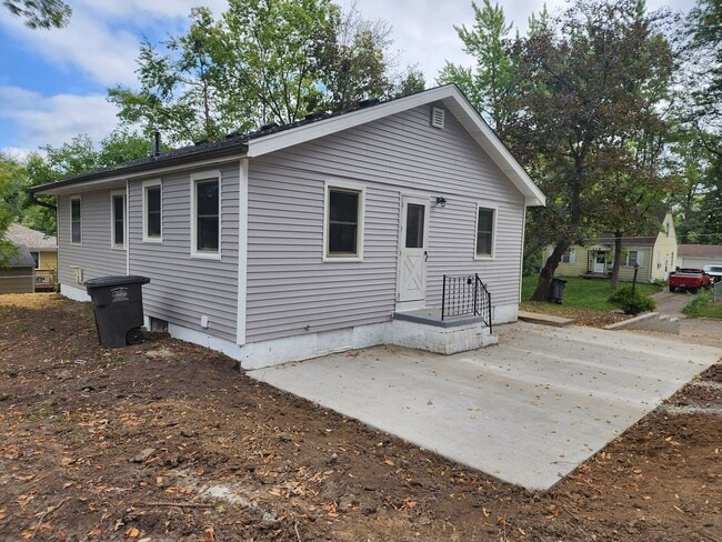 Building Photo - Spacious 2 Bedroom Ranch Home