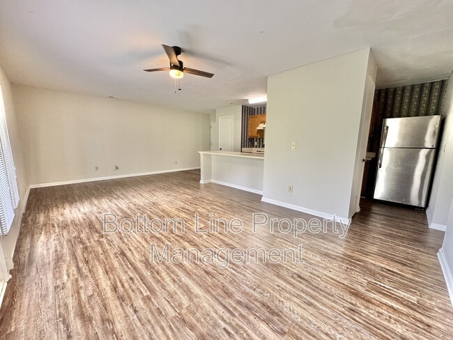 Foto del edificio - 6131 Meadow Rose Ln