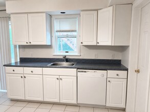 Building Photo - 17 Hillside Ave