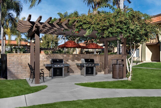 Foto del edificio - Los Arbolitos Riverside Apartments