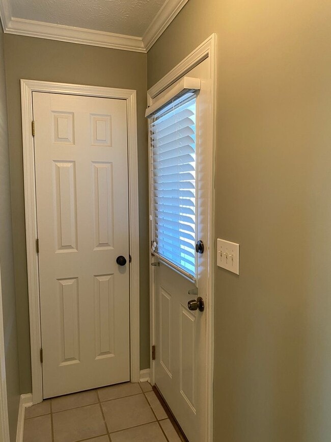 Building Photo - 8601 Hallwood Dr