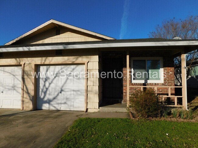 Foto del edificio - Spacious 2bd/1 ba Foothill Farms Duplex Wi...