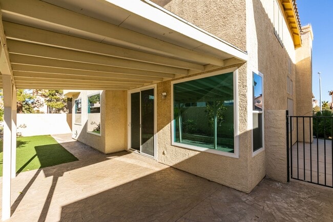 Building Photo - Immaculate 3 bedroom house with a Loft in ...