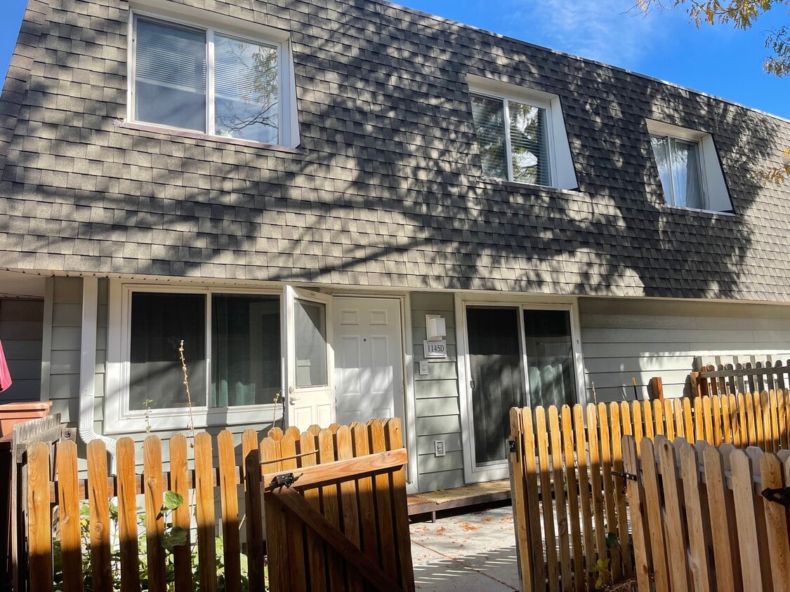 Townhome - 1145 S Oneida St