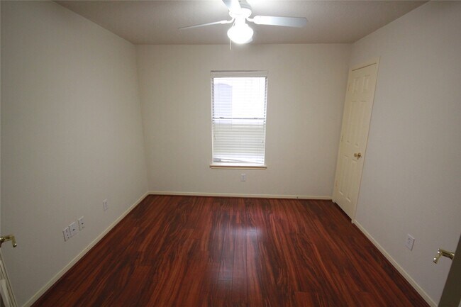 Foto del edificio - 19055 Village Maple Ct